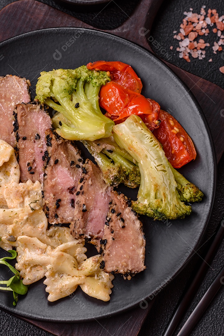 Salada fresca em uma mesa concreto