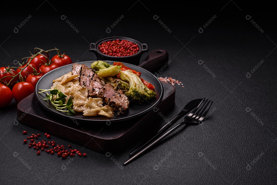 Salada fresca em uma mesa concreto