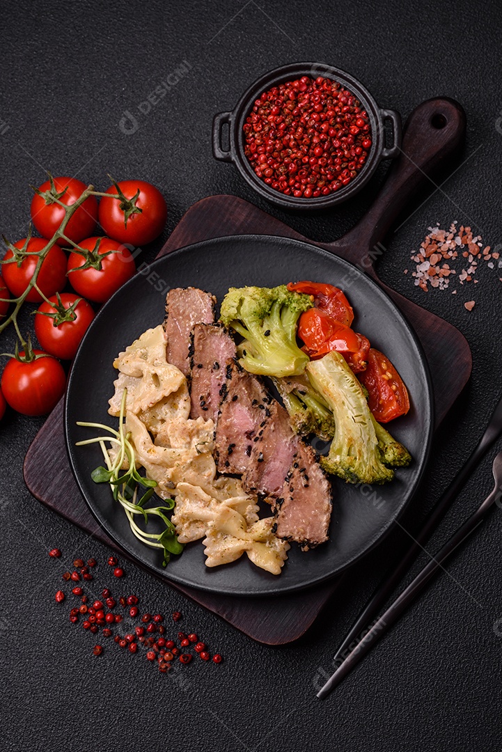 Salada fresca em uma mesa concreto