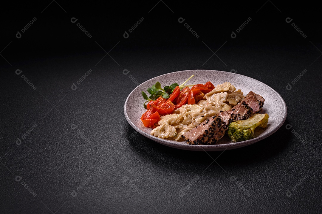 Salada fresca em uma mesa concreto
