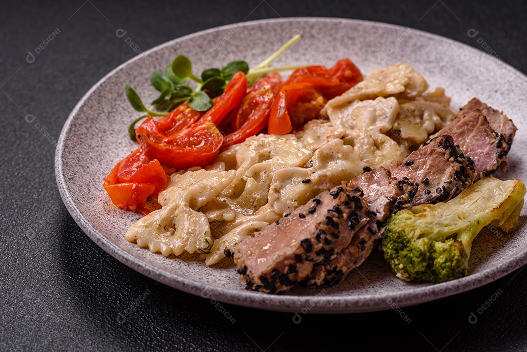 Salada fresca em uma mesa concreto