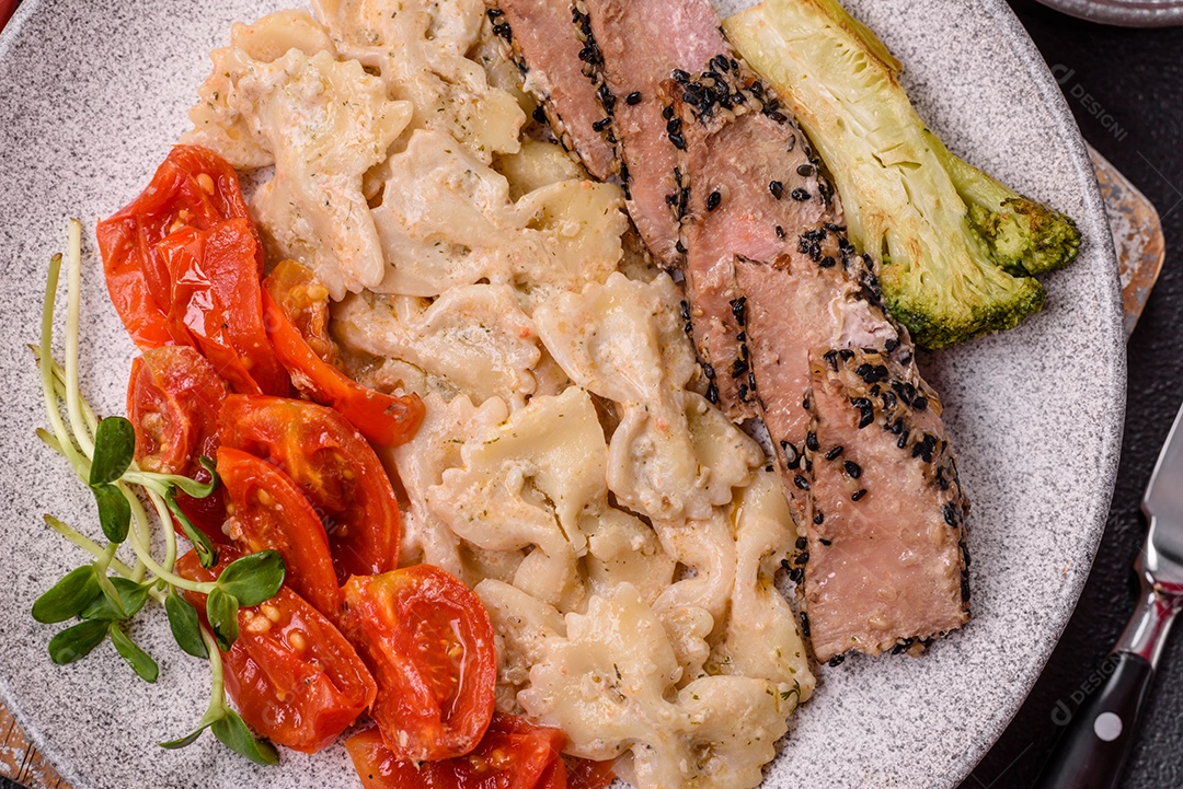 Salada fresca em uma mesa concreto