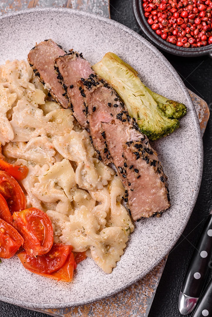 Salada fresca em uma mesa concreto