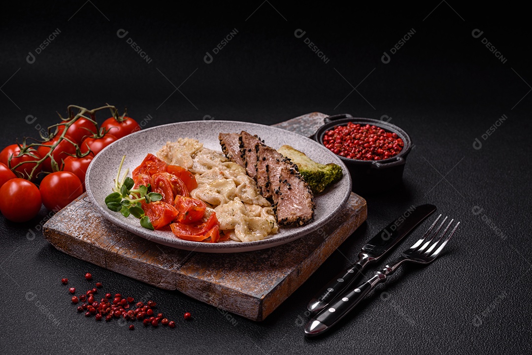 Salada fresca em uma mesa concreto