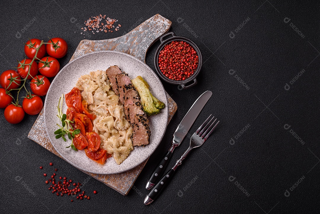 Salada fresca em uma mesa concreto