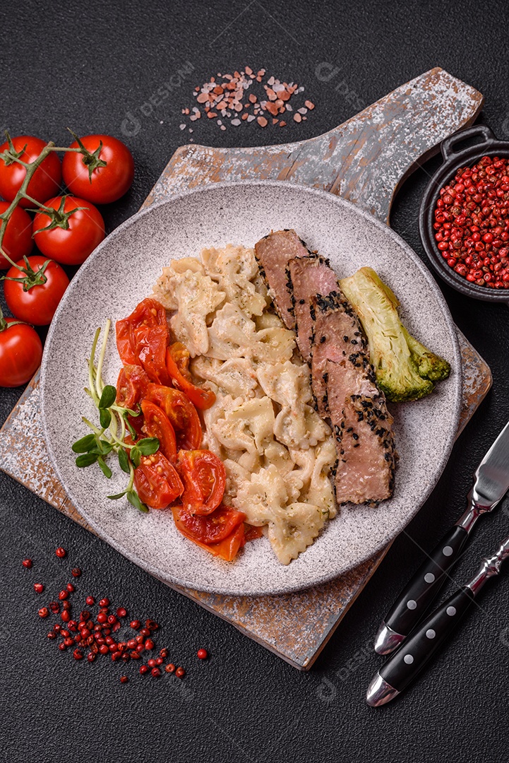 Salada fresca em uma mesa concreto