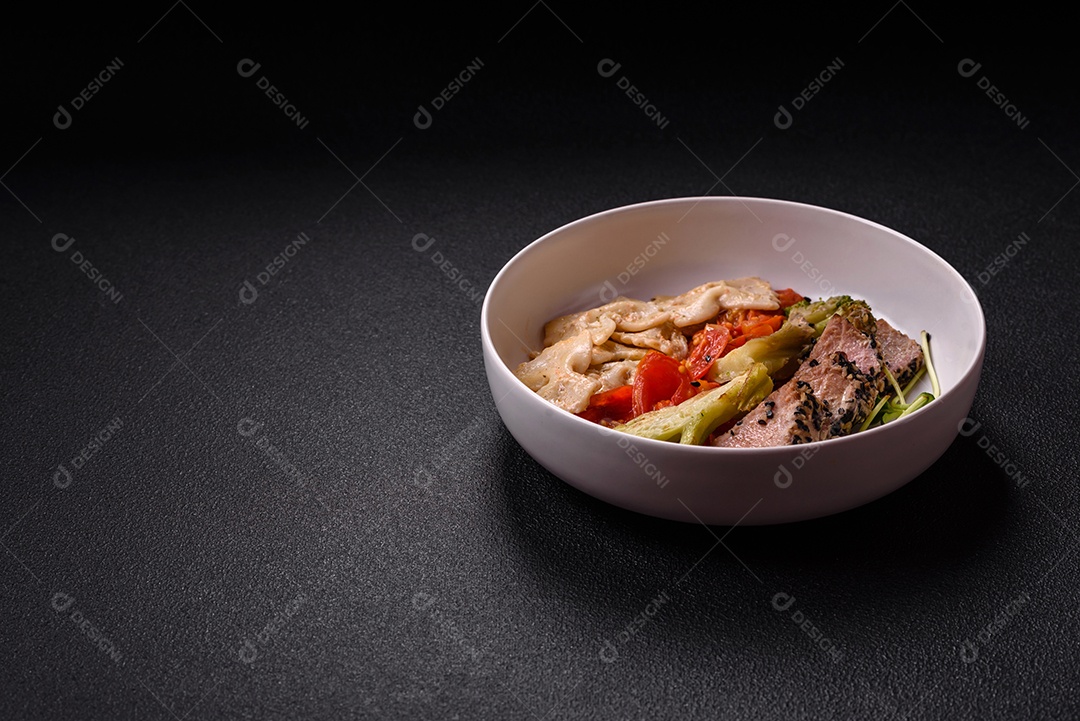 Salada fresca em uma mesa concreto