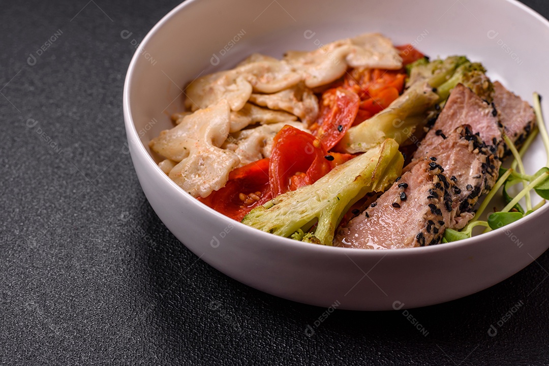 Salada fresca em uma mesa concreto