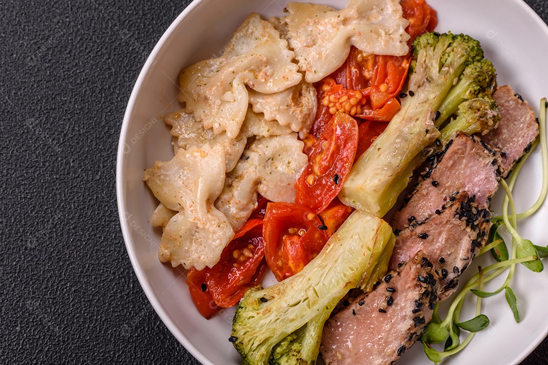 Salada fresca em uma mesa concreto