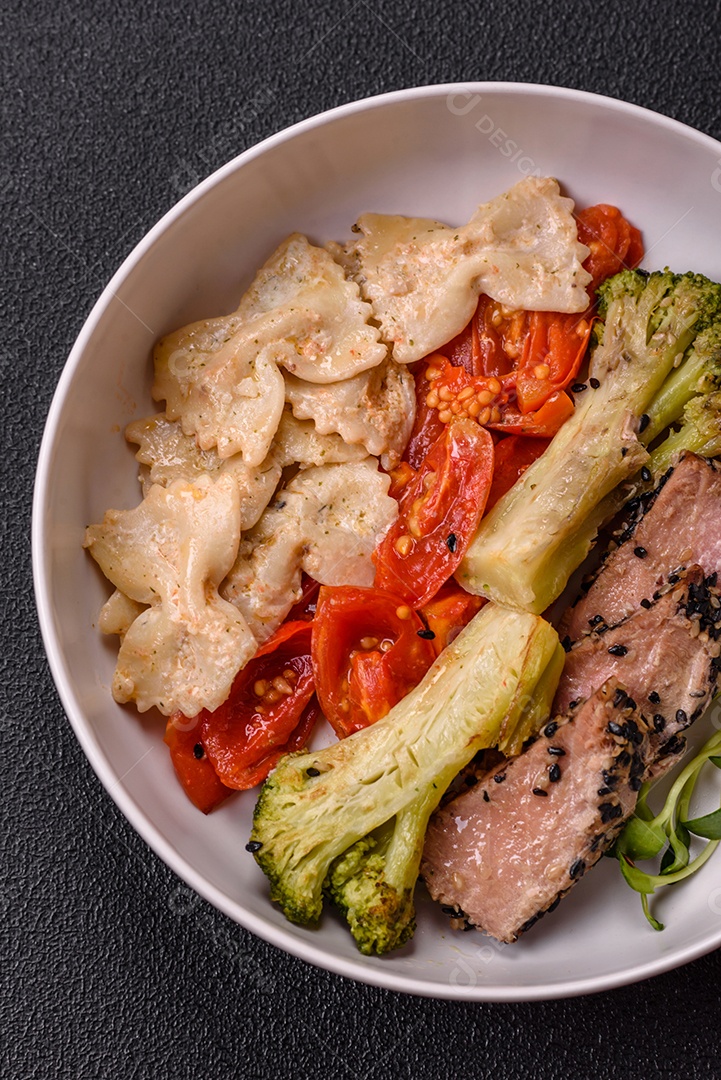 Salada fresca em uma mesa concreto