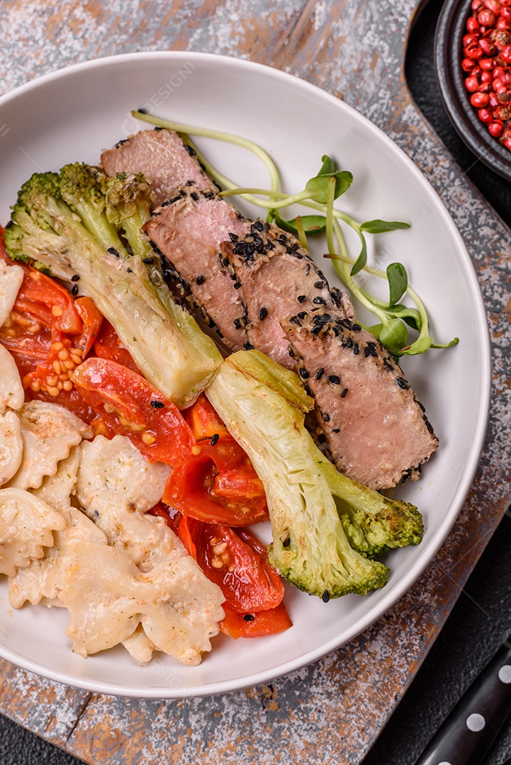 Salada fresca em uma mesa concreto
