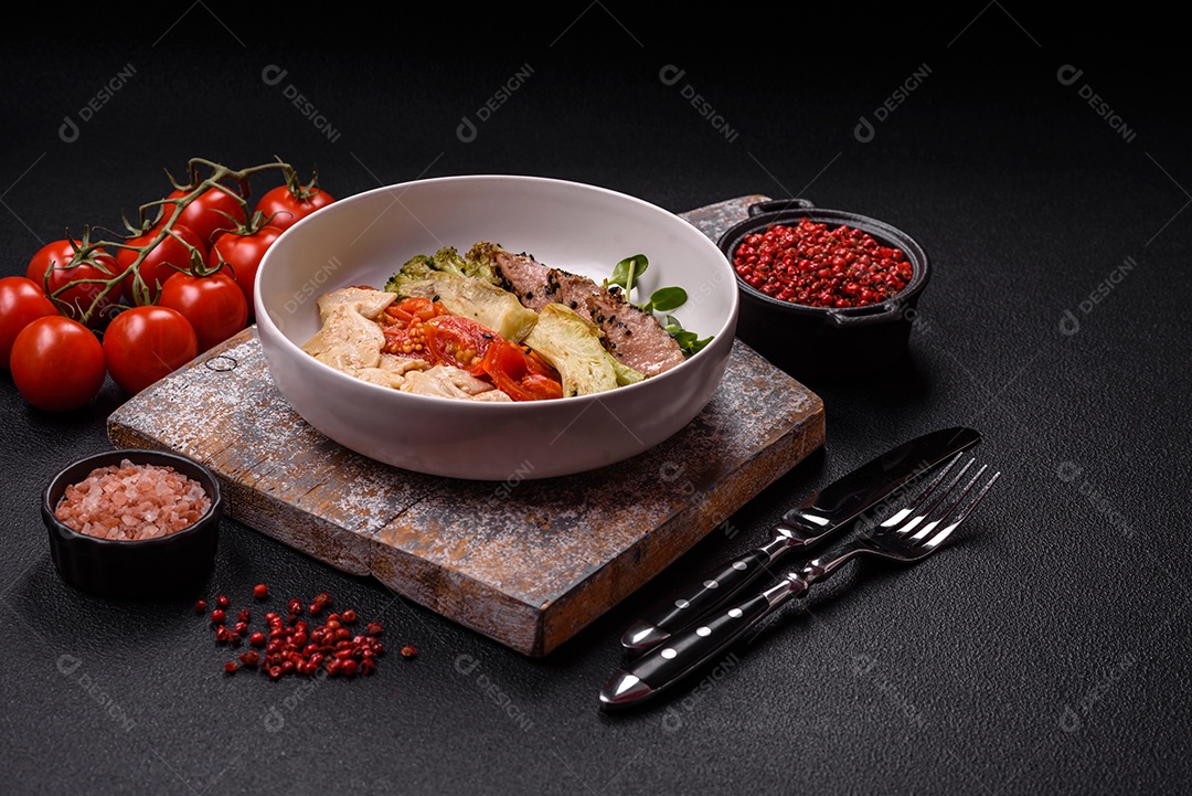 Salada fresca em uma mesa concreto