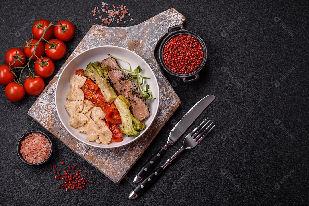Salada fresca em uma mesa concreto