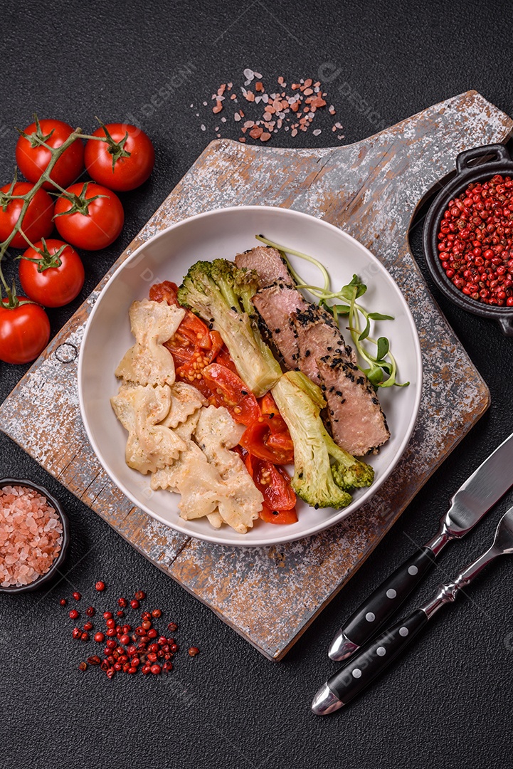 Salada fresca em uma mesa concreto