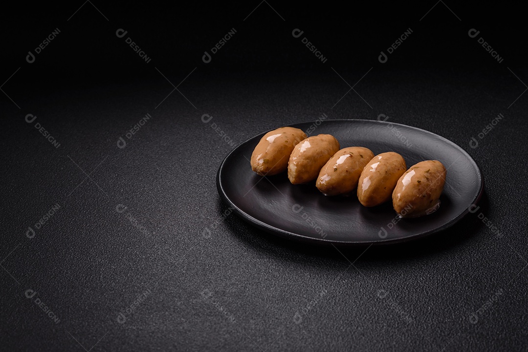 Quenelles de peixe ou carne com molho delicado de cogumelos, sal e especiarias