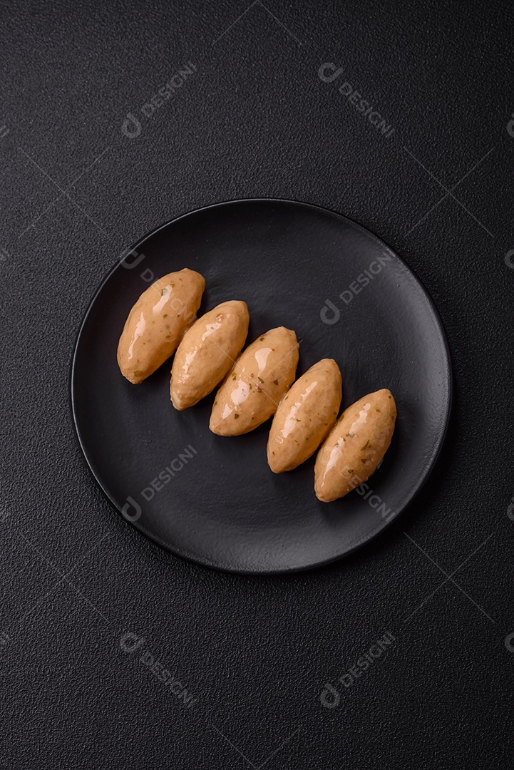 Quenelles de peixe ou carne com molho delicado de cogumelos, sal e especiarias