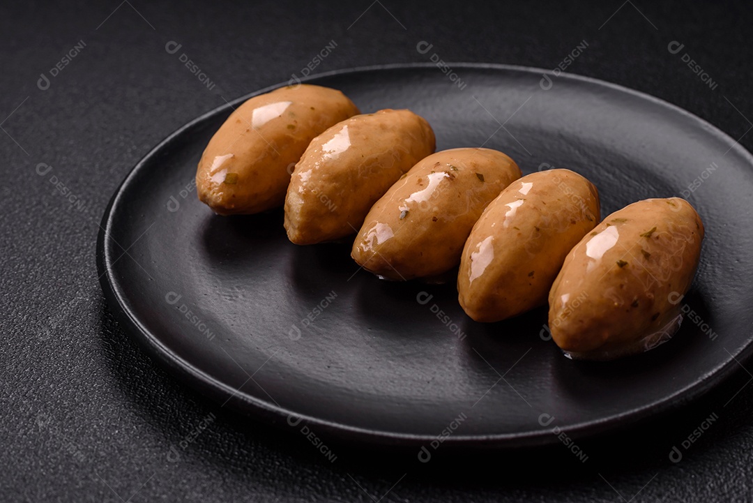 Quenelles de peixe ou carne com molho delicado de cogumelos, sal e especiarias