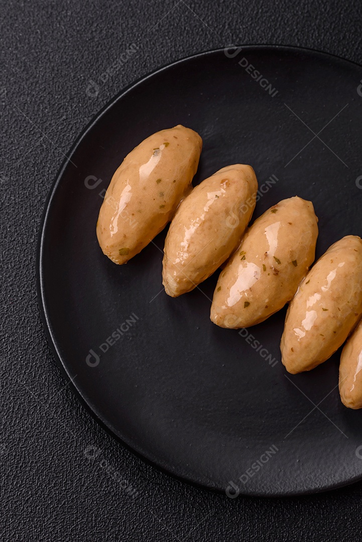 Quenelles de peixe ou carne com molho delicado de cogumelos, sal e especiarias