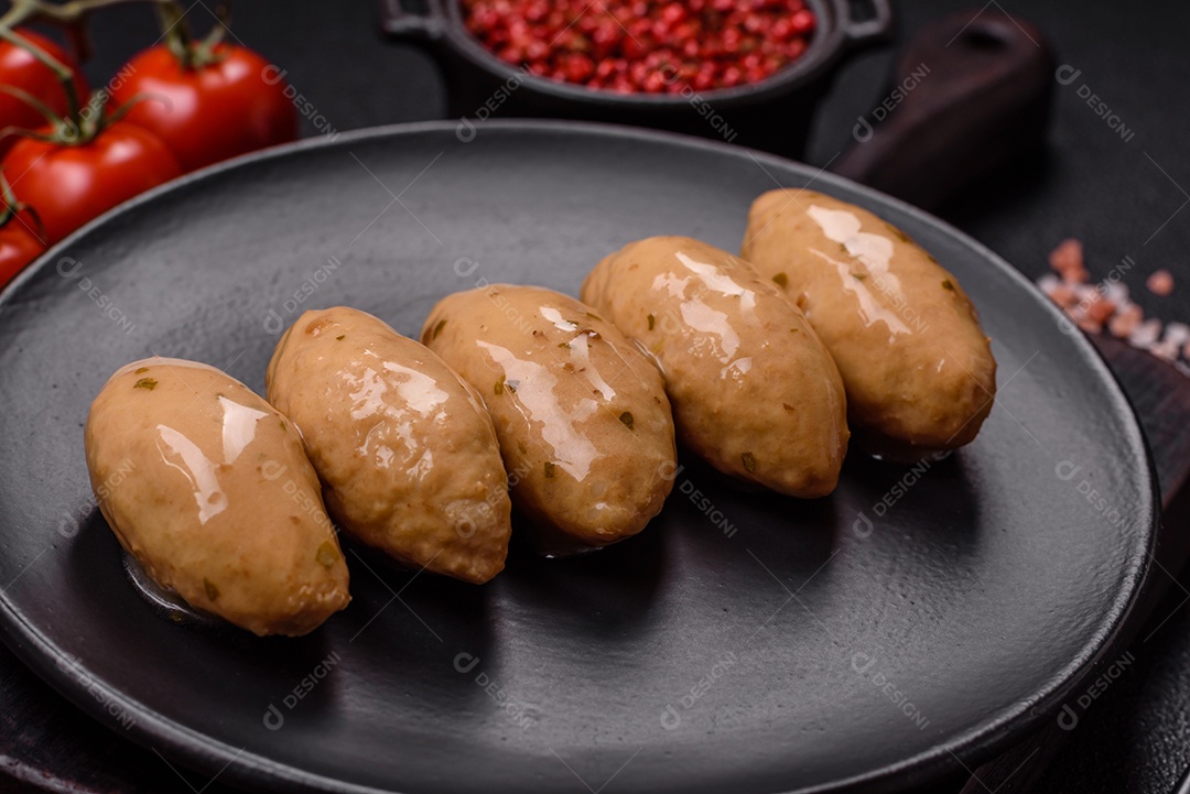 Quenelles de peixe ou carne com molho delicado de cogumelos, sal e especiarias