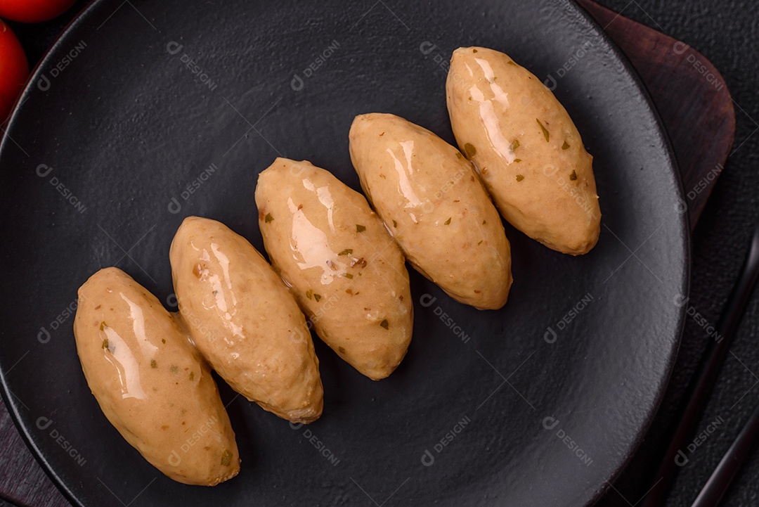Quenelles de peixe ou carne com molho delicado de cogumelos, sal e especiarias