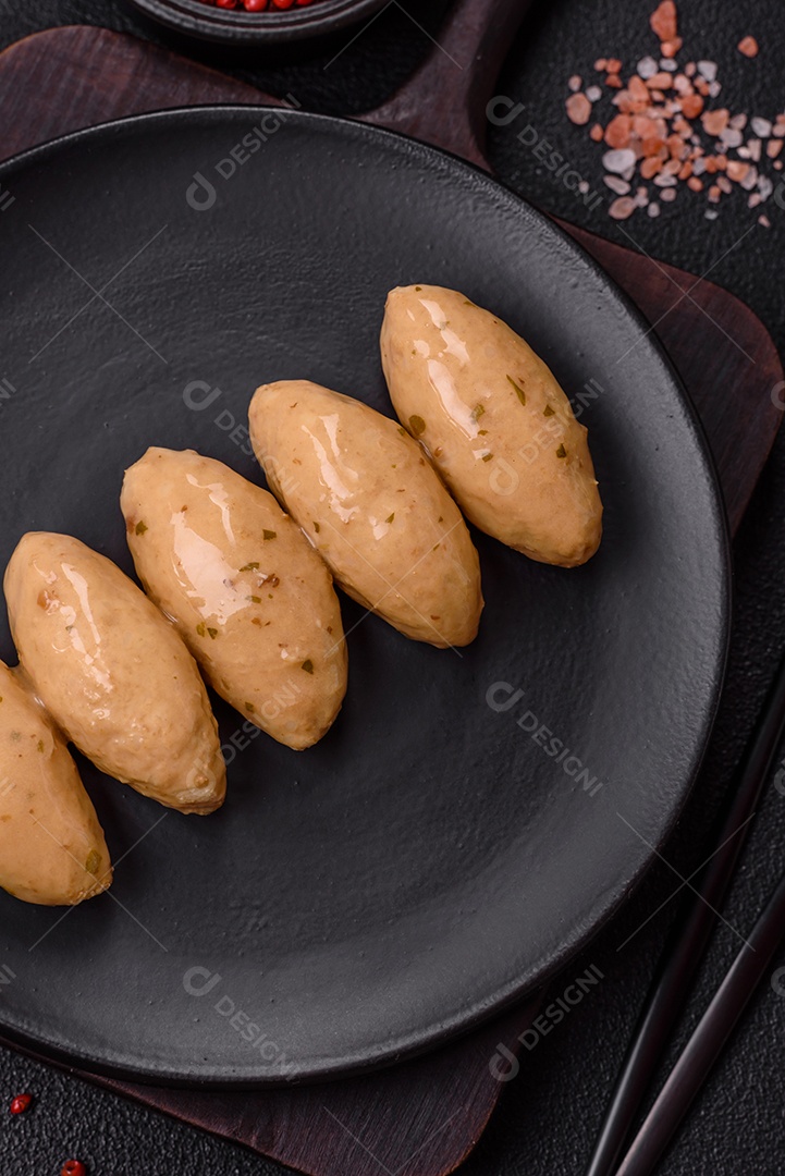 Quenelles de peixe ou carne com molho delicado de cogumelos, sal e especiarias