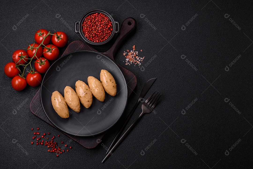 Quenelles de peixe ou carne com molho delicado de cogumelos, sal e especiarias