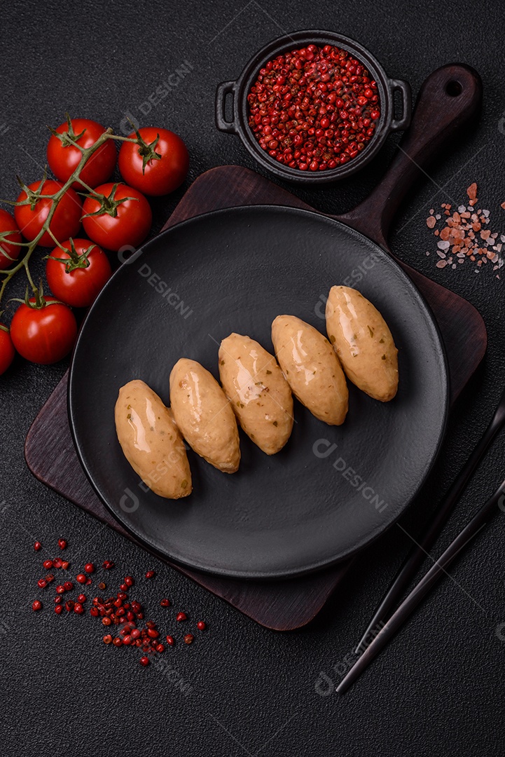 Quenelles de peixe ou carne com molho delicado de cogumelos, sal e especiarias