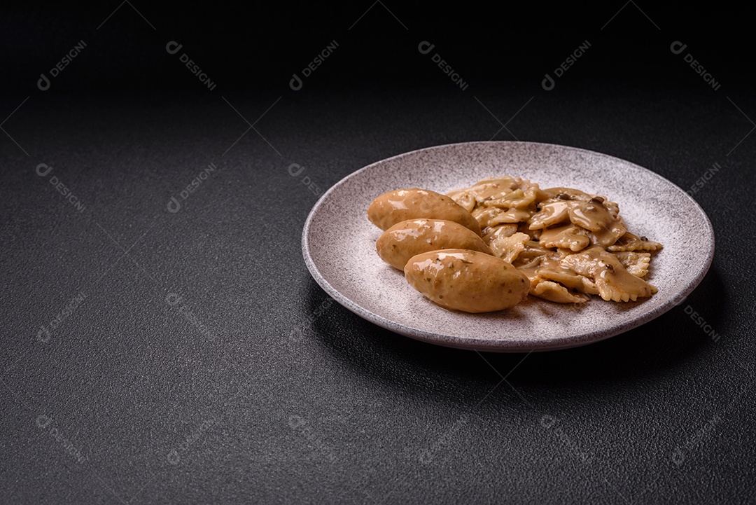Quenelles de peixe ou carne com molho delicado de cogumelos, sal e especiarias