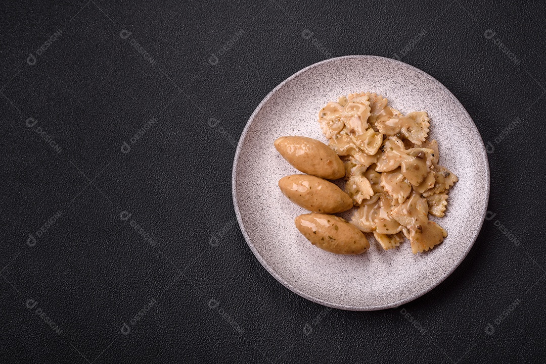 Quenelles de peixe ou carne com molho delicado de cogumelos, sal e especiarias