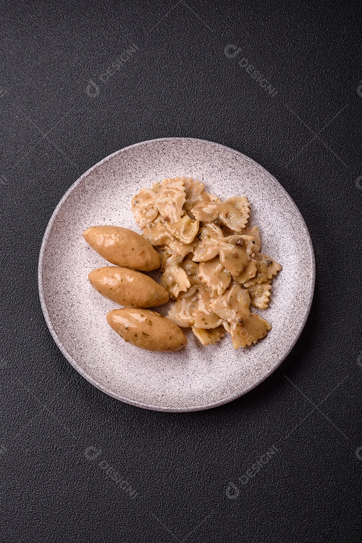 Quenelles de peixe ou carne com molho delicado de cogumelos, sal e especiarias