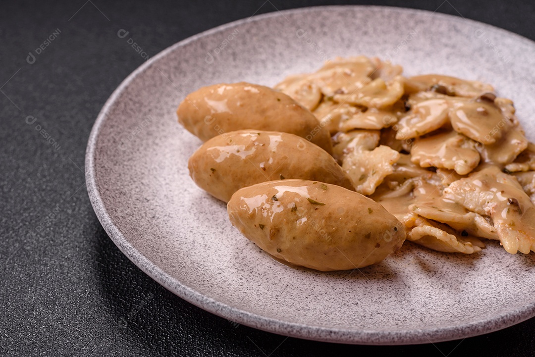 Quenelles de peixe ou carne com molho delicado de cogumelos, sal e especiarias