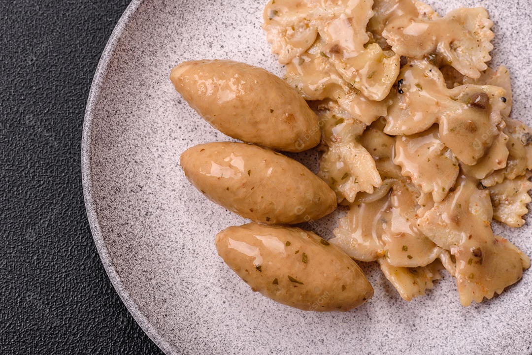 Quenelles de peixe ou carne com molho delicado de cogumelos, sal e especiarias