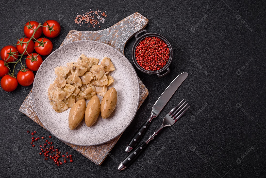 Quenelles de peixe ou carne com molho delicado de cogumelos, sal e especiarias