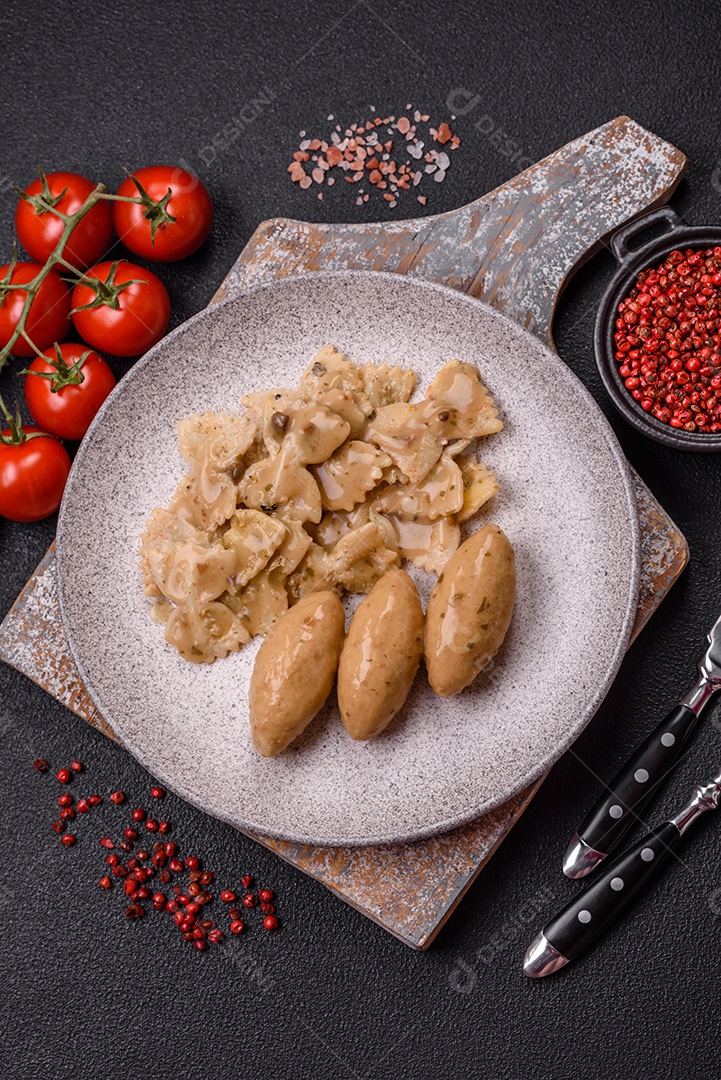 Quenelles de peixe ou carne com molho delicado de cogumelos, sal e especiarias