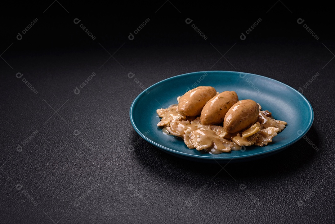Quenelles de peixe ou carne com molho delicado de cogumelos, sal e especiarias