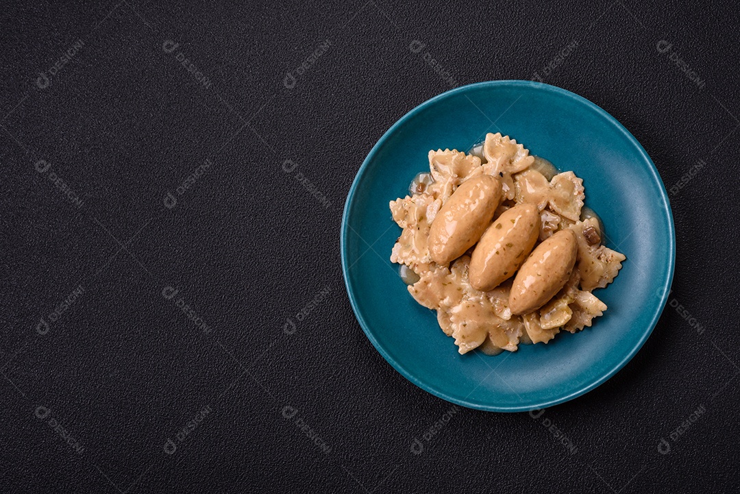 Quenelles de peixe ou carne com molho delicado de cogumelos, sal e especiarias