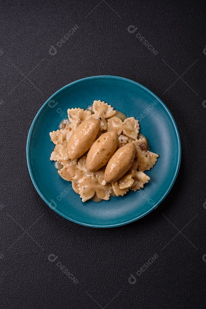 Quenelles de peixe ou carne com molho delicado de cogumelos, sal e especiarias