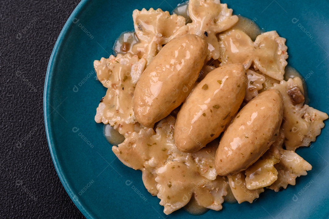 Quenelles de peixe ou carne com molho delicado de cogumelos, sal e especiarias