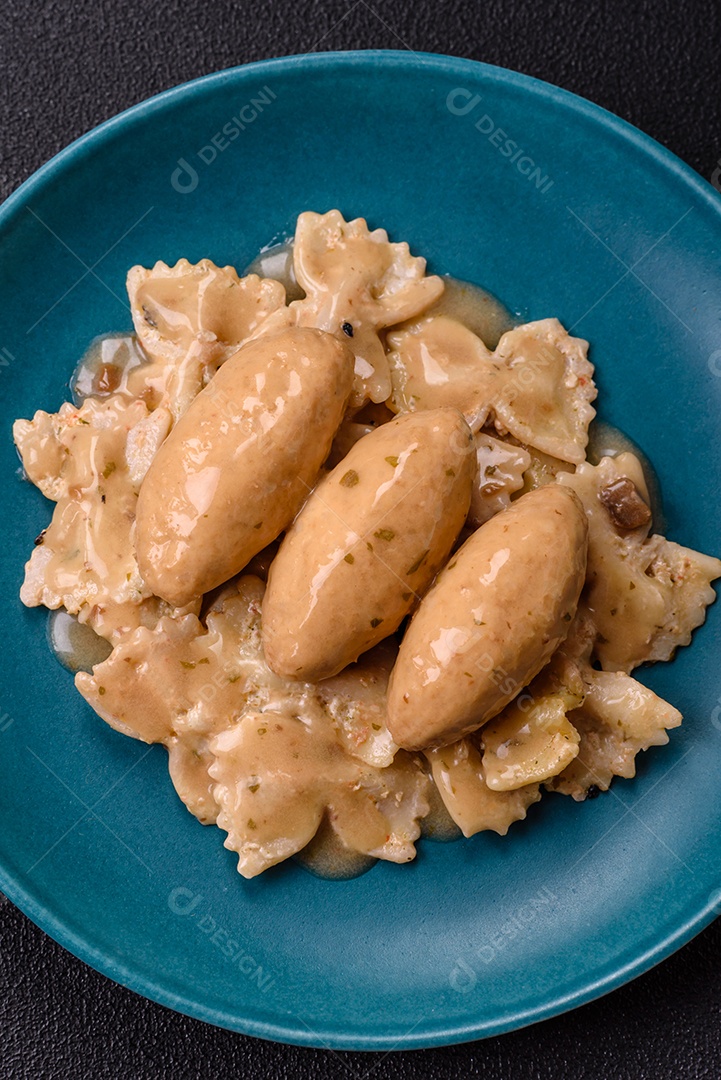 Quenelles de peixe ou carne com molho delicado de cogumelos, sal e especiarias