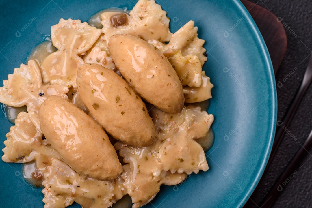 Quenelles de peixe ou carne com molho delicado de cogumelos, sal e especiarias