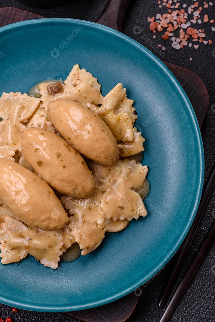 Quenelles de peixe ou carne com molho delicado de cogumelos, sal e especiarias