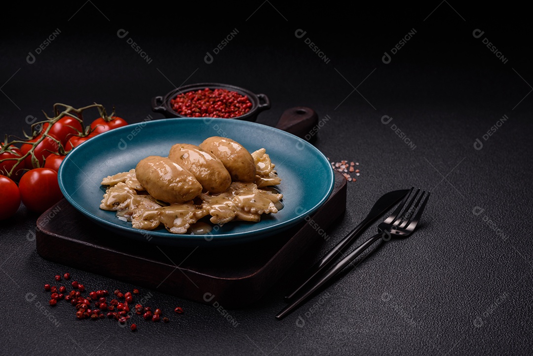 Quenelles de peixe ou carne com molho delicado de cogumelos, sal e especiarias