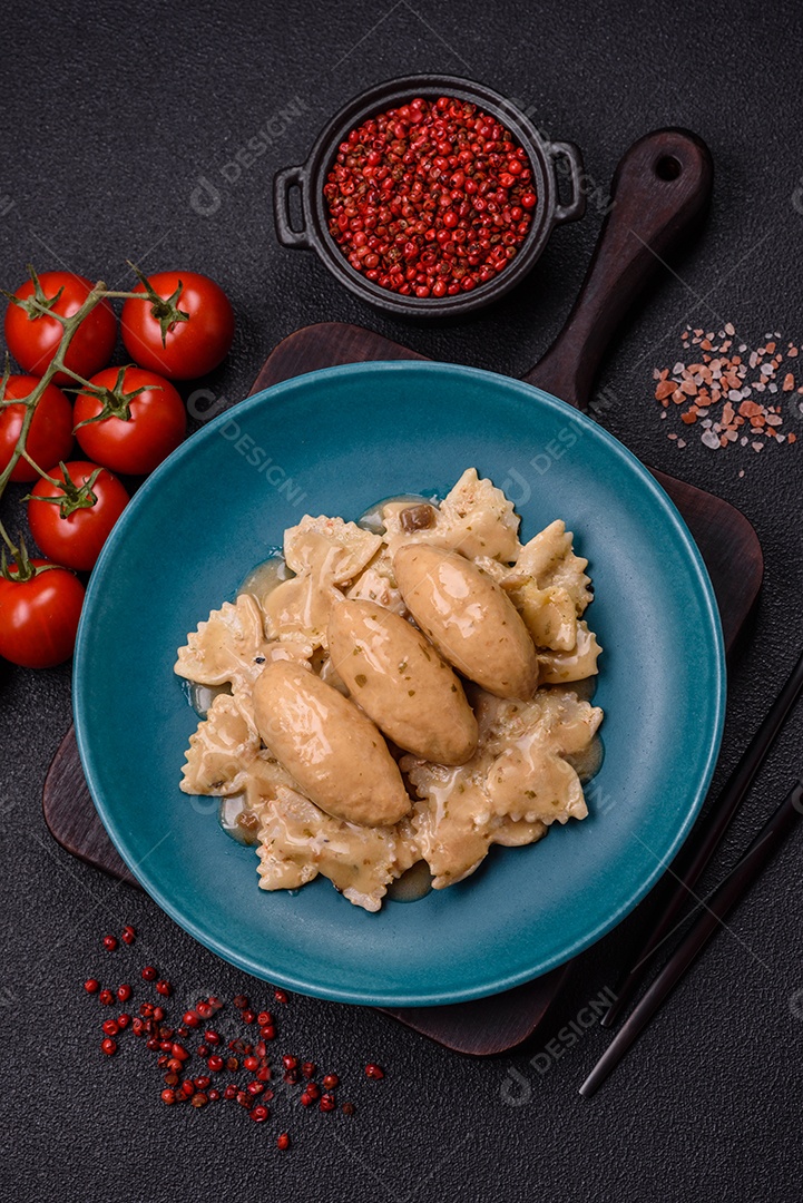 Quenelles de peixe ou carne com molho delicado de cogumelos, sal e especiarias