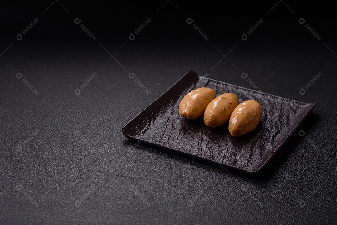 Quenelles de peixe ou carne com molho delicado de cogumelos, sal e especiarias