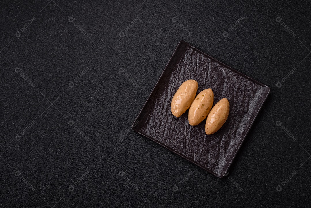 Quenelles de peixe ou carne com molho delicado de cogumelos, sal e especiarias