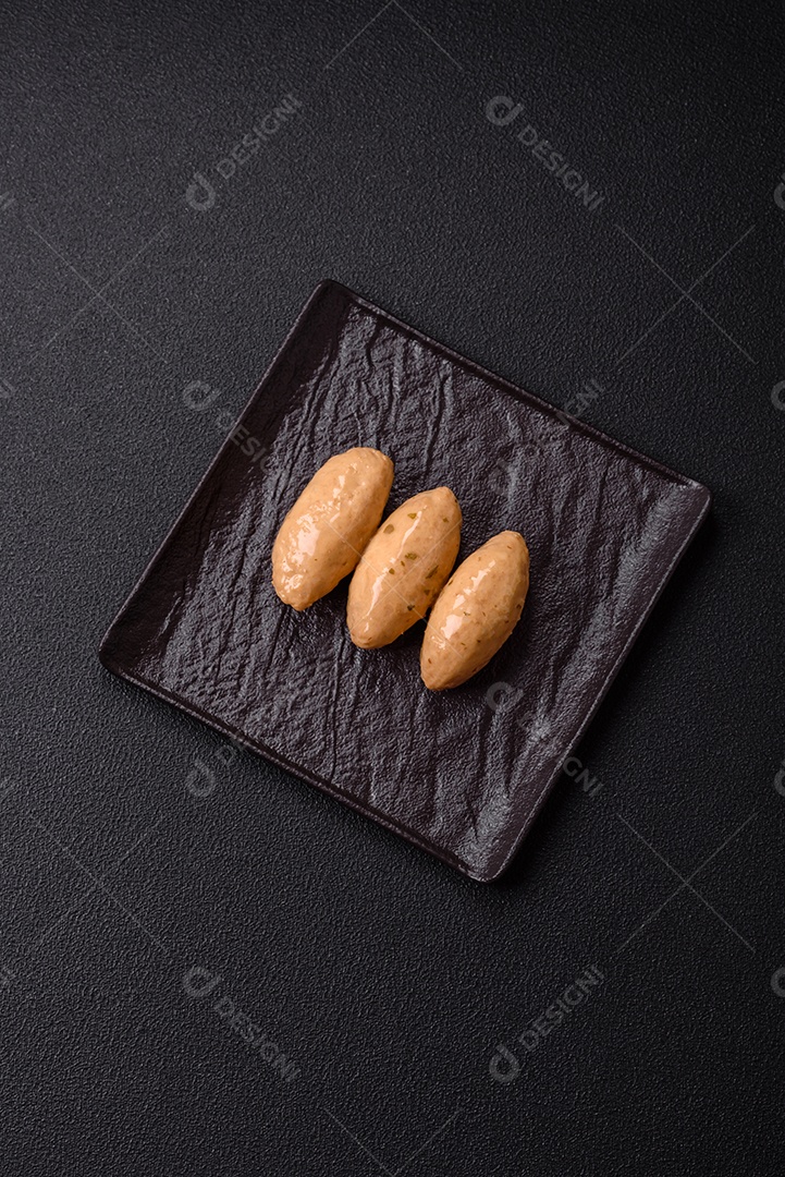 Quenelles de peixe ou carne com molho delicado de cogumelos, sal e especiarias