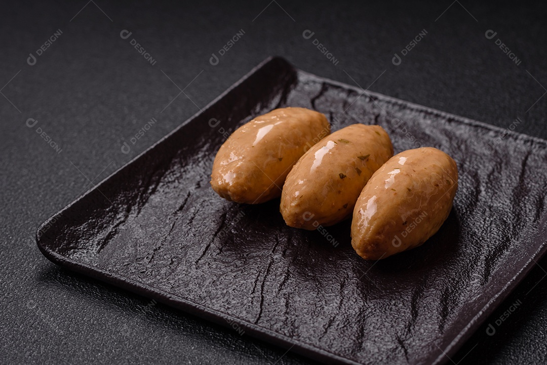 Quenelles de peixe ou carne com molho delicado de cogumelos, sal e especiarias