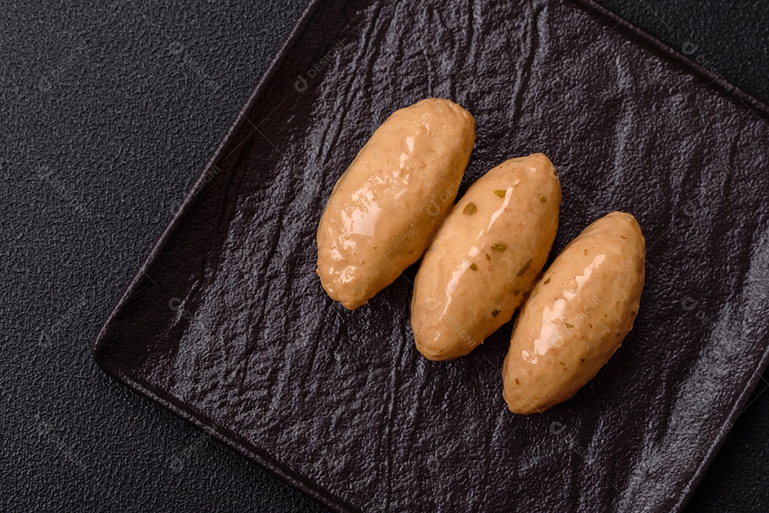 Quenelles de peixe ou carne com molho delicado de cogumelos, sal e especiarias