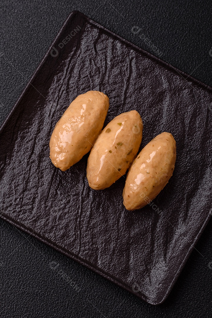 Quenelles de peixe ou carne com molho delicado de cogumelos, sal e especiarias