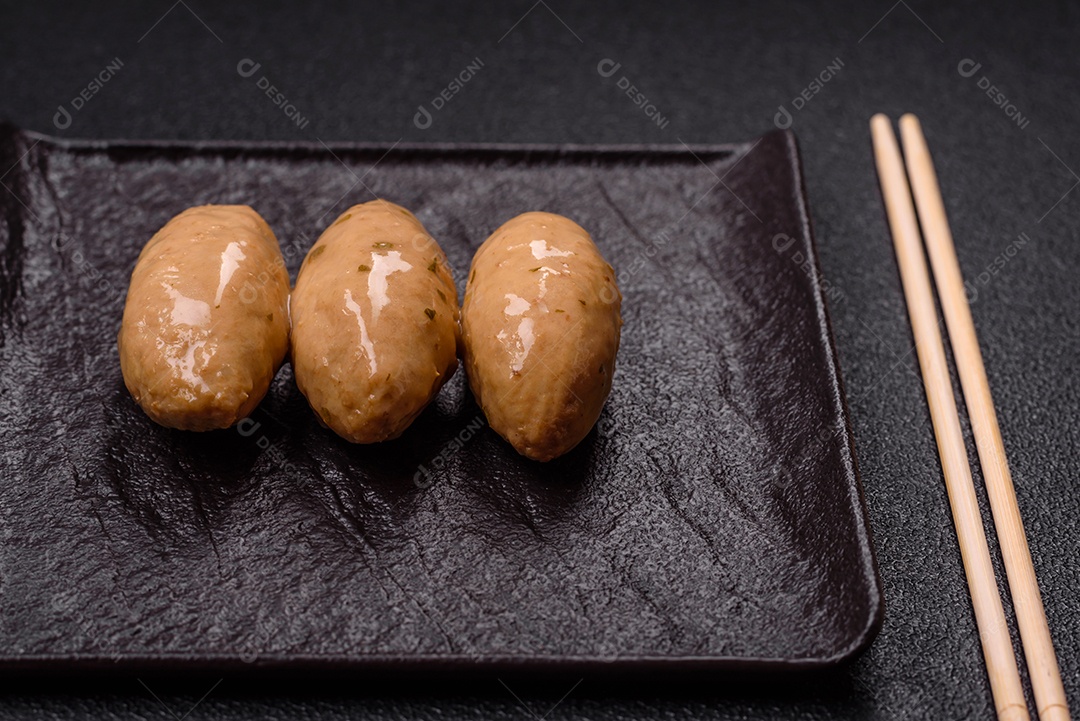 Quenelles de peixe ou carne com molho delicado de cogumelos, sal e especiarias